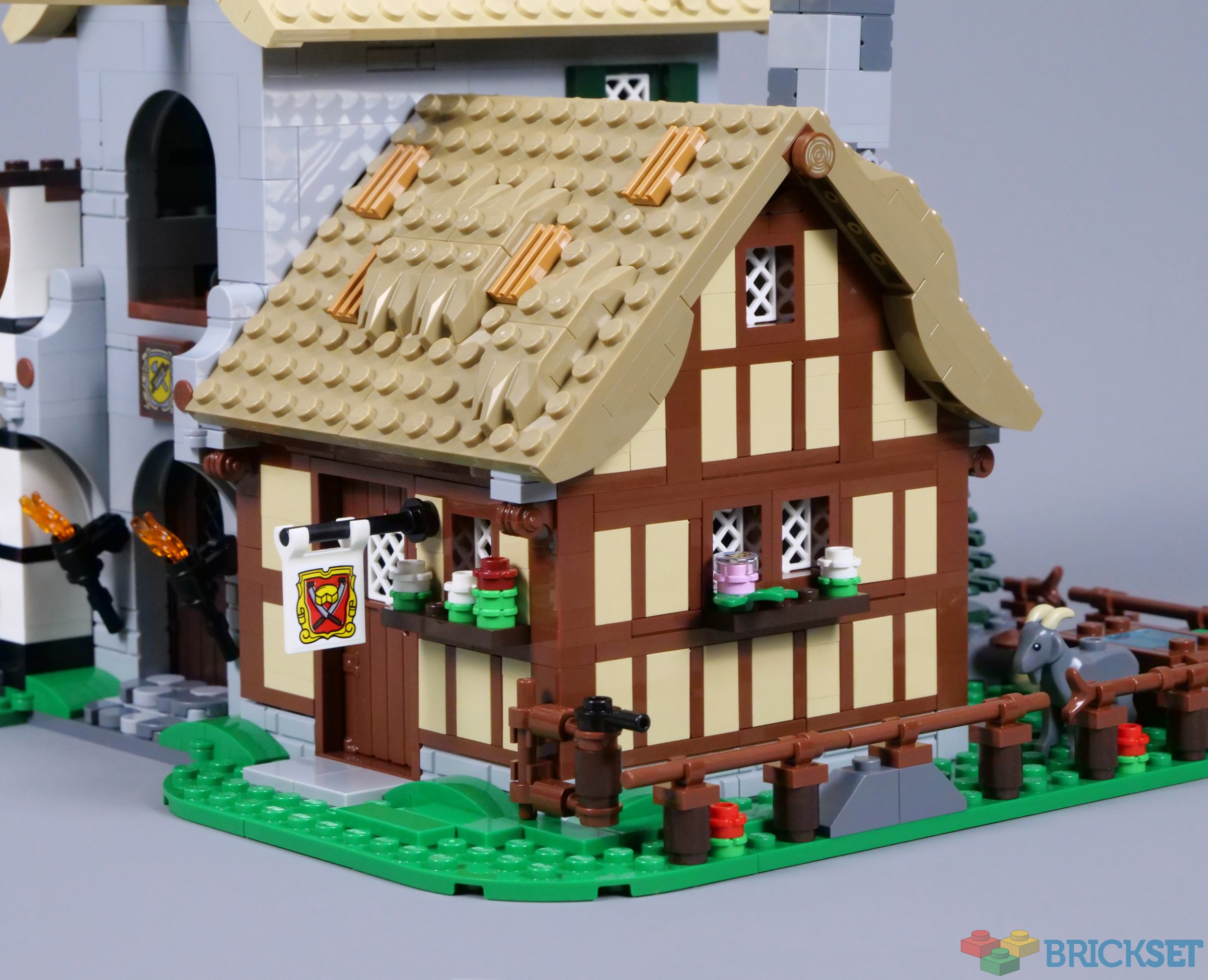 LEGO 10332 Medieval Town Square review | Brickset