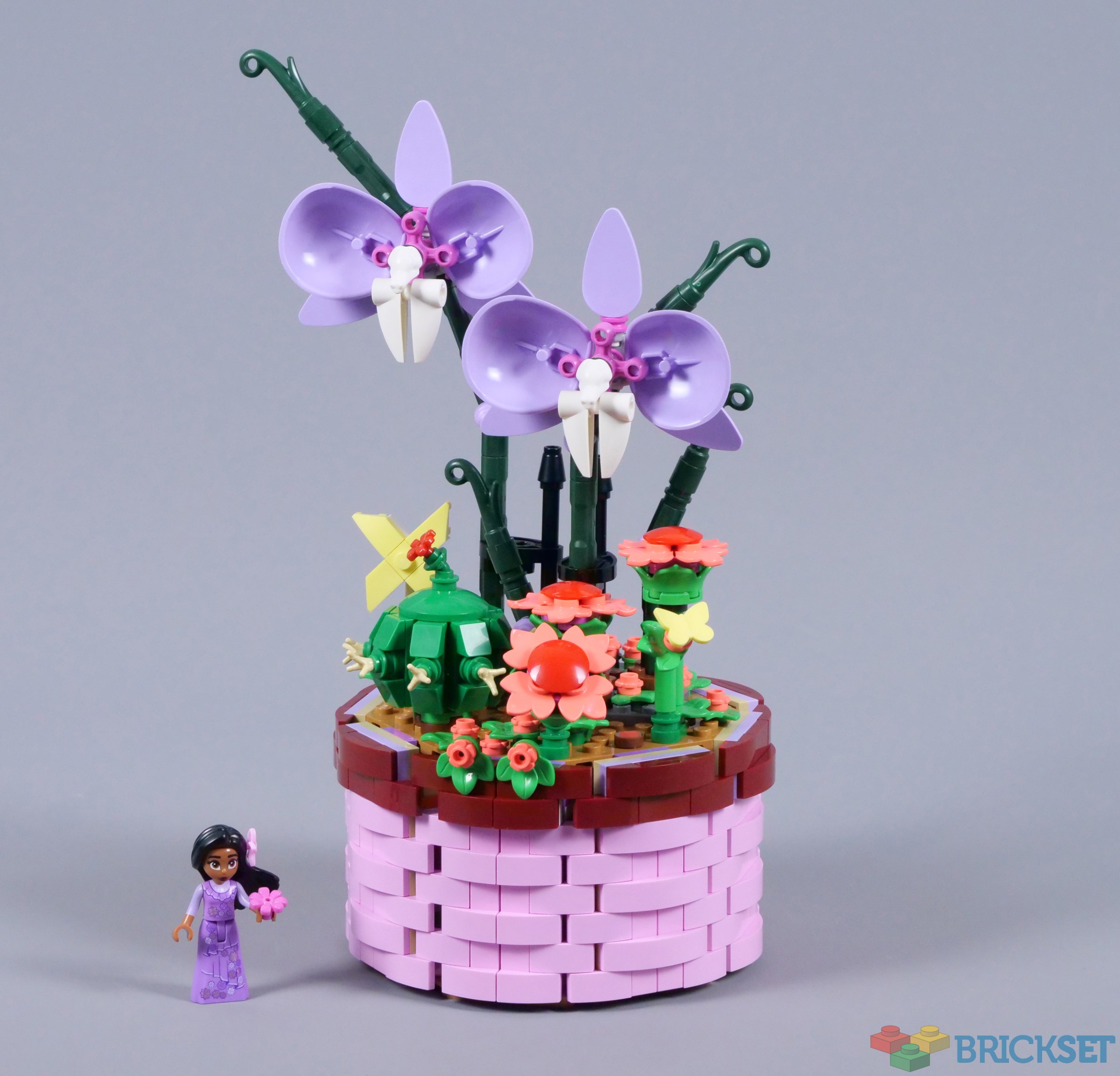 LEGO 43237 Isabela's Flowerpot review | Brickset