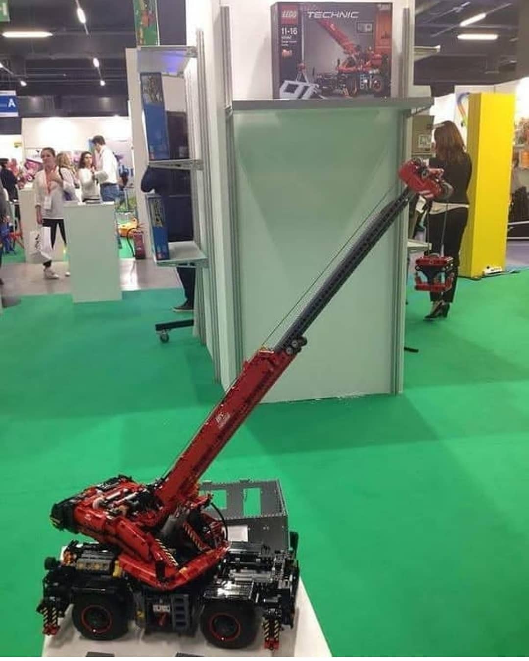 First images of 42082 Rough Terrain Crane