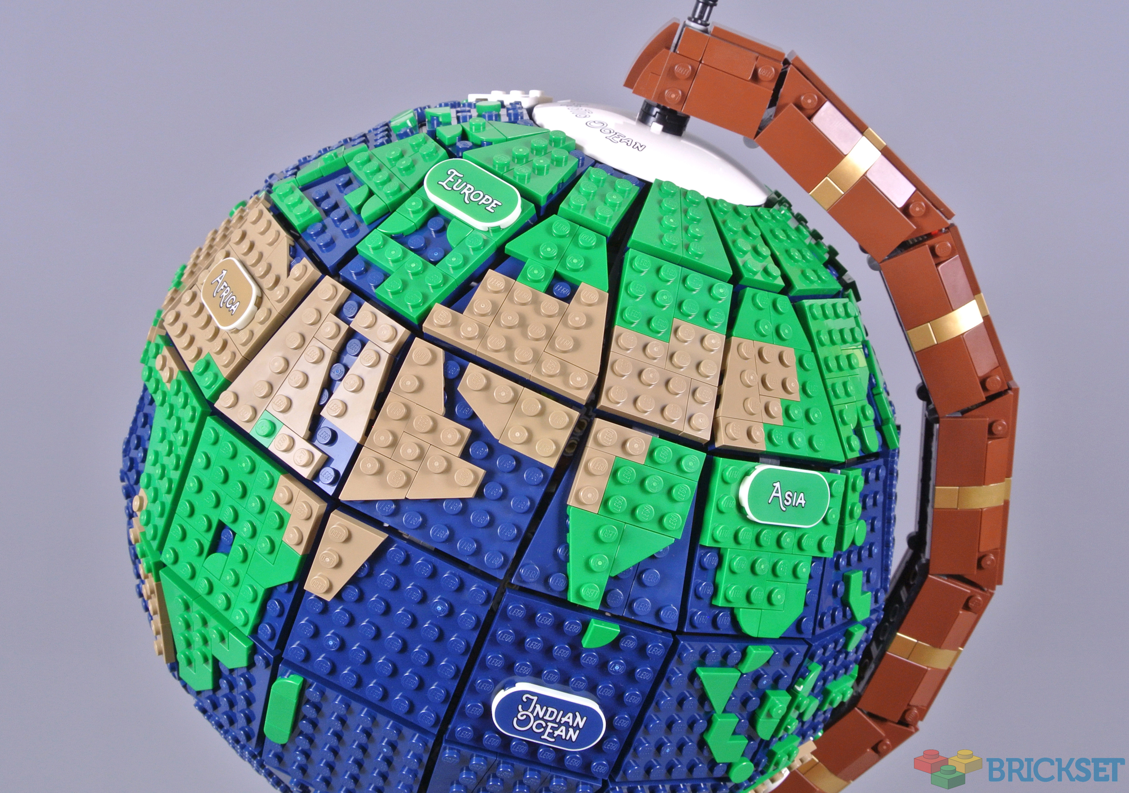 How to personalize your LEGO® Ideas The Globe set