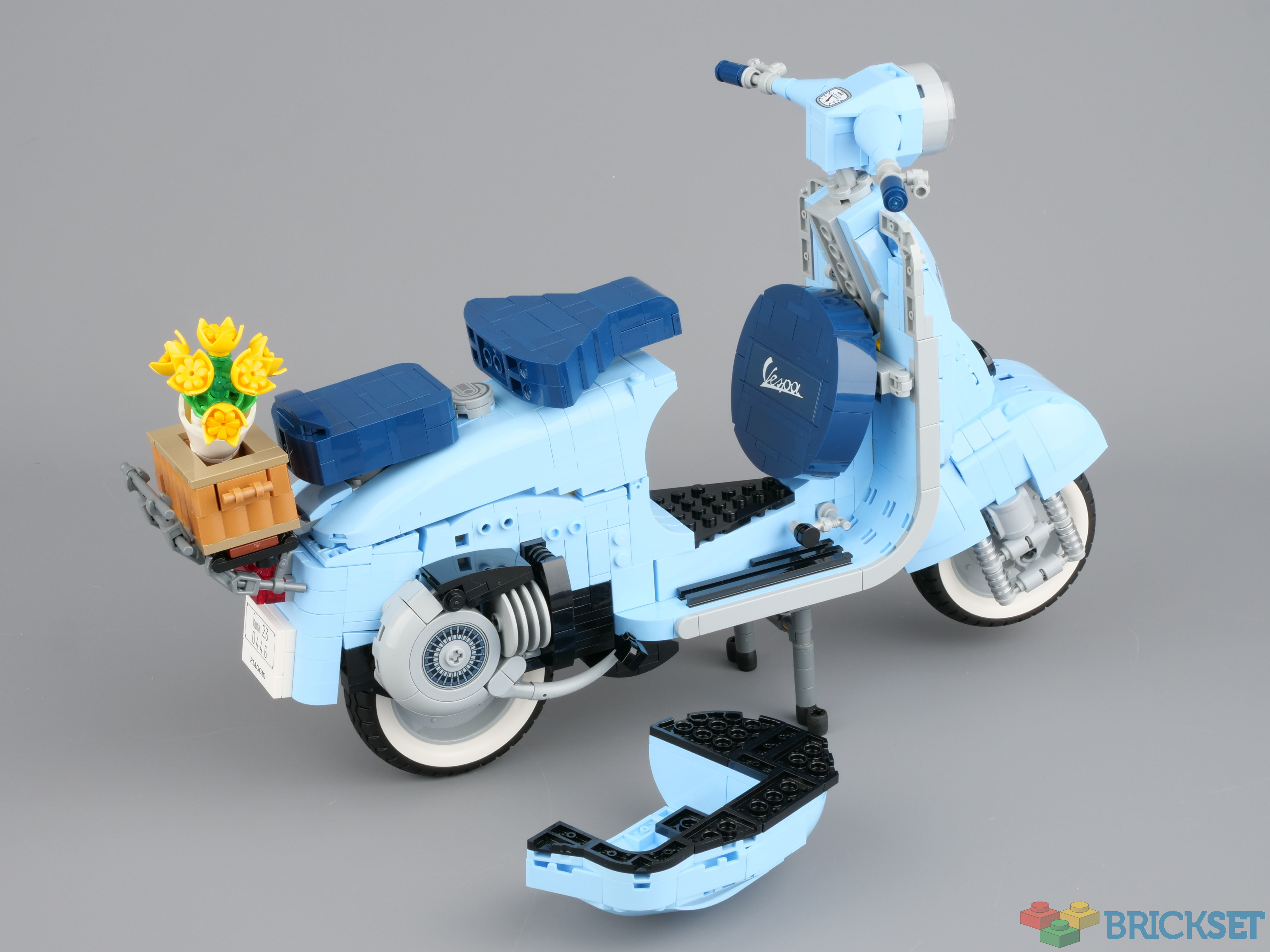 LEGO Creator Expert 10298 Vespa 125 - On the road again [Review] - The  Brothers Brick