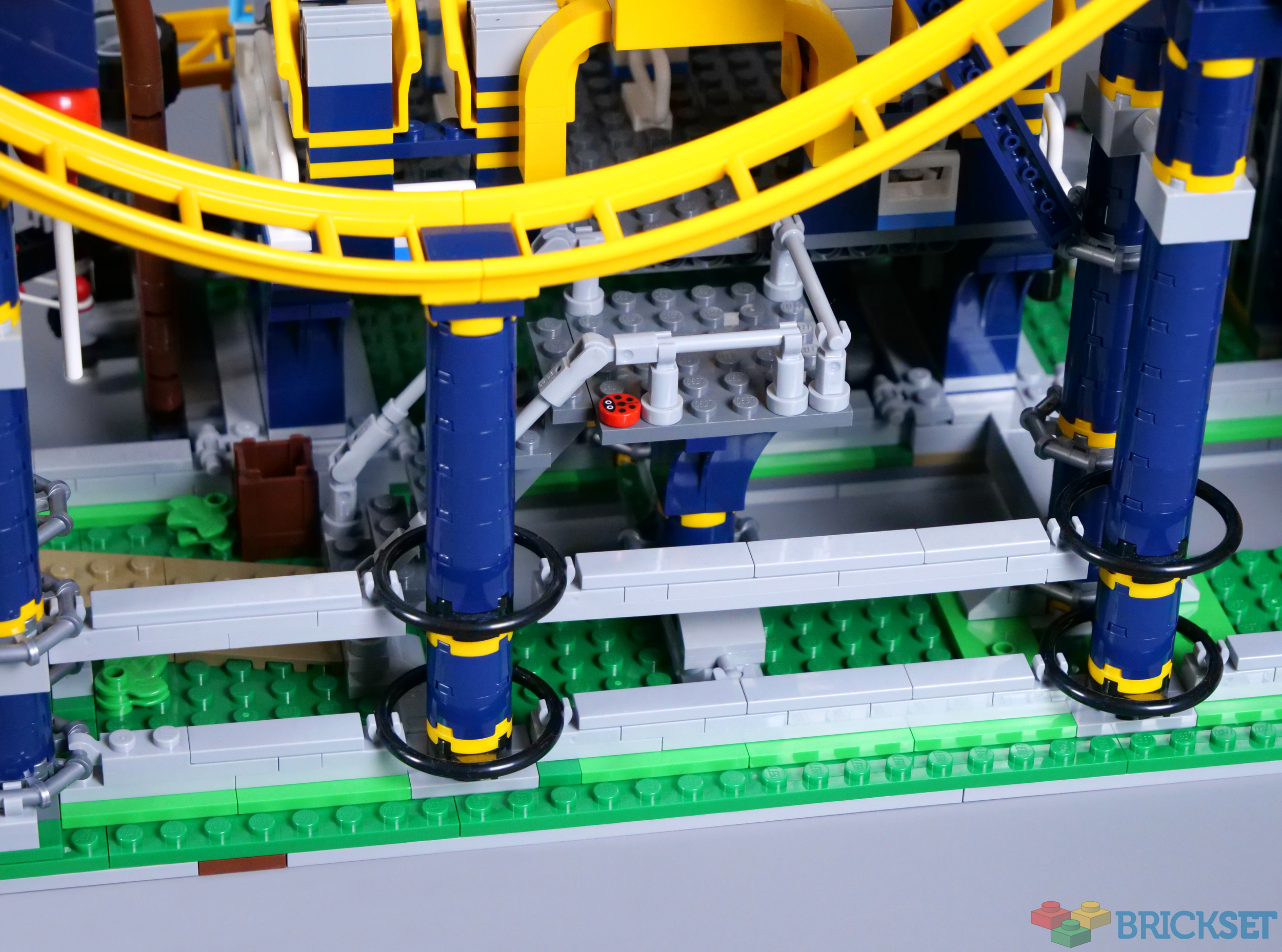 Review: LEGO 10303 Loop Coaster - Jay's Brick Blog
