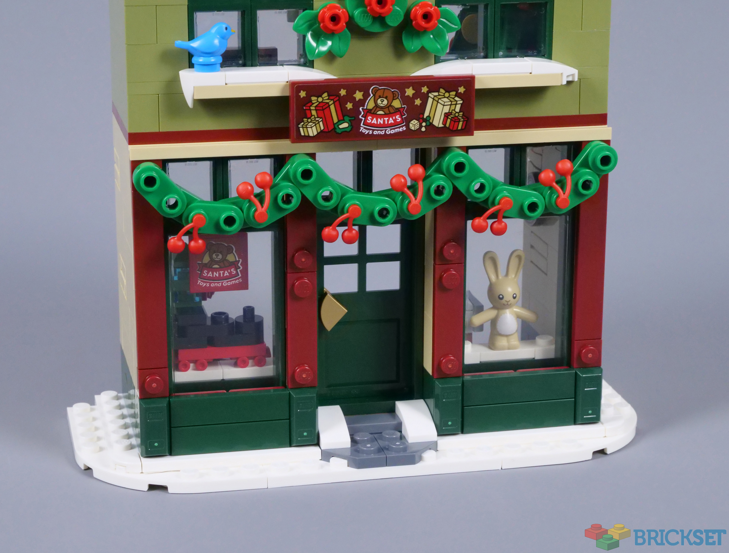 Review : Lego Icons 10308 Holiday Main Street - BrickCentral