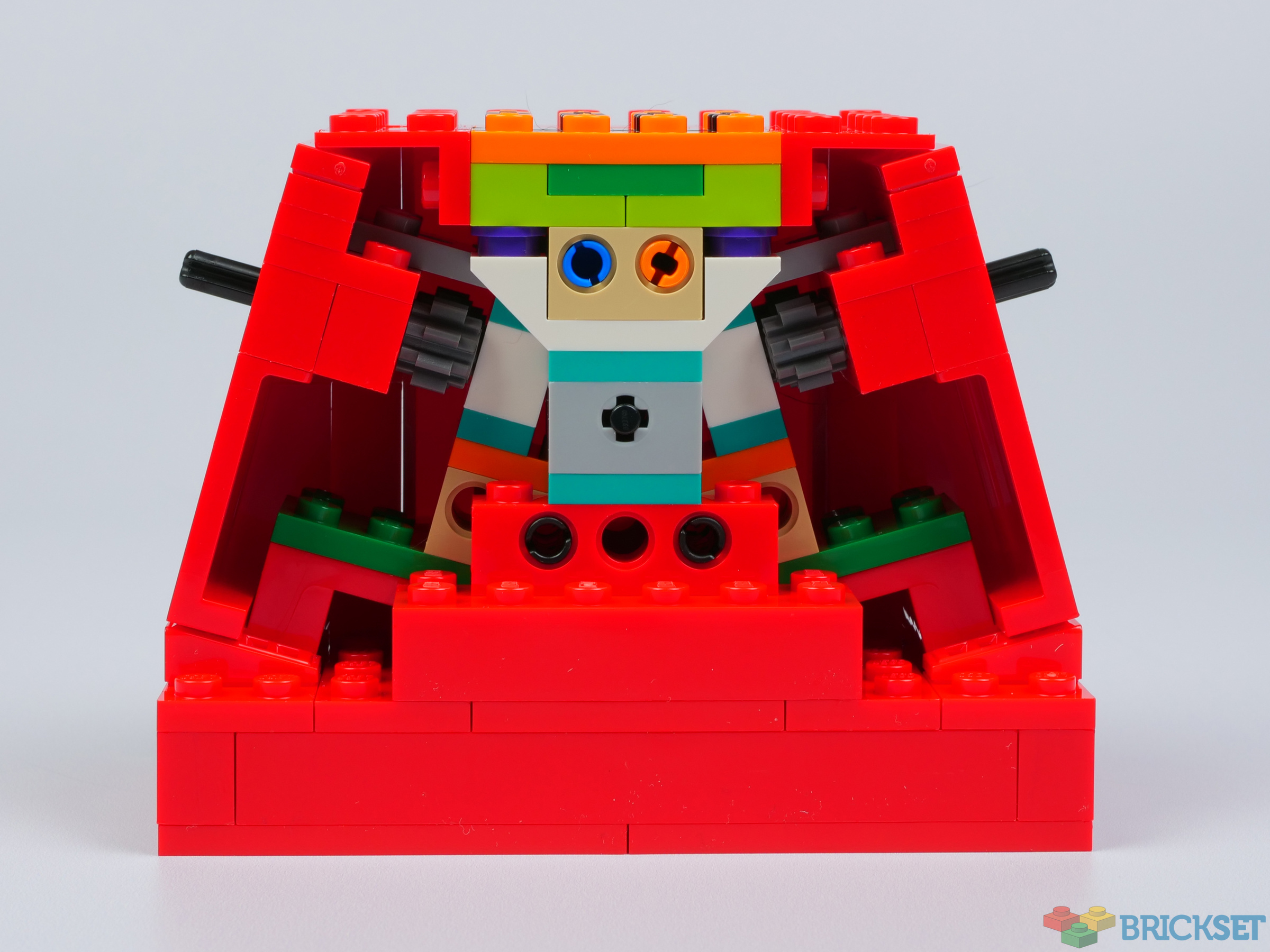 LEGO 40649 Up-Scaled LEGO Minifigure review | Brickset