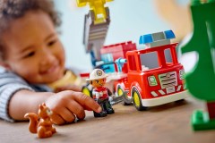 Brandweertruck met slang en brandweerman LEGO-set afbeelding 9
