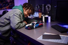 BMW M4 GT3 EVO Race Car LEGO-set afbeelding 11