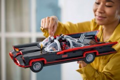 Batman: de klassieke tv-serie Batmobile LEGO-set afbeelding 4