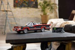 Batman: de klassieke tv-serie Batmobile LEGO-set afbeelding 6