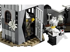 Конструктор LEGO (ЛЕГО) Monster Fighters 9466  The Crazy Scientist & His Monster