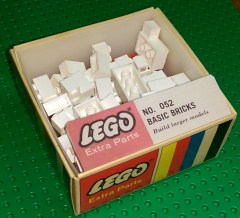 <h1>Assorted basic bricks - White</h1><div class='tags floatleft'><a href='/sets/052-1/Assorted-basic-bricks-White'>052-1</a> <a href='/sets/theme-Samsonite'>Samsonite</a> <a class='subtheme' href='/sets/subtheme-Supplemental'>Supplemental</a> <a class='year' href='/sets/theme-Samsonite/year-1966'>1966</a> </div><div class='floatright'>©1966 LEGO Group</div>
