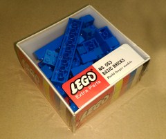 <h1>Assorted basic bricks - Blue</h1><div class='tags floatleft'><a href='/sets/053-1/Assorted-basic-bricks-Blue'>053-1</a> <a href='/sets/theme-Samsonite'>Samsonite</a> <a class='subtheme' href='/sets/subtheme-Supplemental'>Supplemental</a> <a class='year' href='/sets/theme-Samsonite/year-1966'>1966</a> </div><div class='floatright'>©1966 LEGO Group</div>