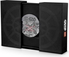 <h1>Battle of Yavin Collectable Coin</h1><div class='tags floatleft'><a href='/sets/5008818-1/Battle-of-Yavin-Collectable-Coin'>5008818-1</a> <a href='/sets/theme-Gear'>Gear</a> <a class='subtheme' href='/sets/subtheme-Collectable-Coin'>Collectable Coin</a> <a class='year' href='/sets/theme-Gear/year-2024'>2024</a> </div><div class='floatright'>©2024 LEGO Group</div>
